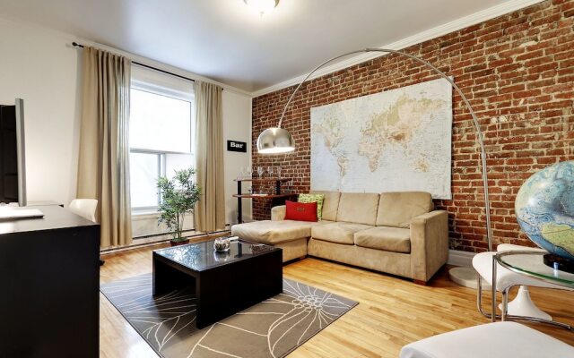 Large three bedroom next to the Bell Center by Hometrotting