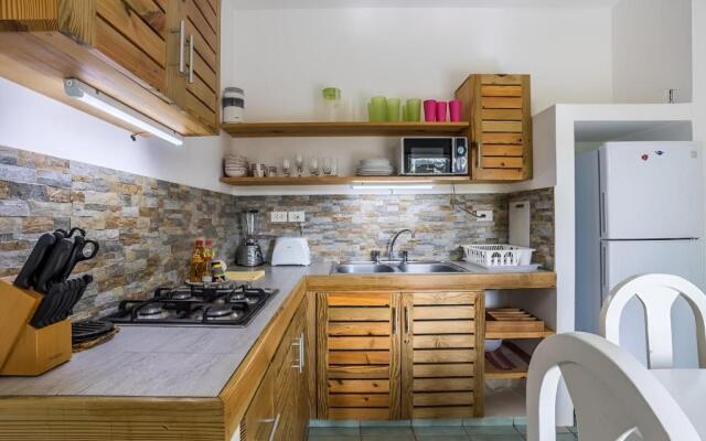 Apartment with pool & garden in beach area