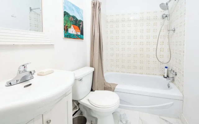 Rue Drolet 2-Bedroom Apartment