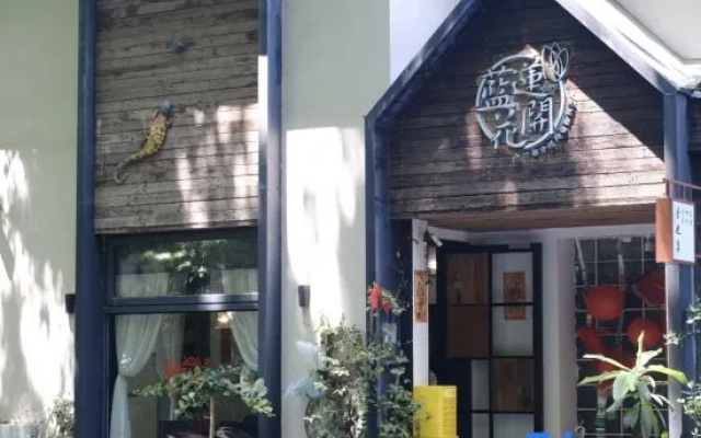 Blooming Lotus Hostel