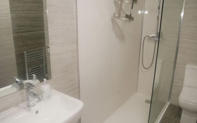 NEW Sleek 6BD Kensington Home Close to City