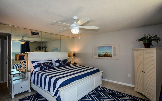 Shoreline 3084 Condo by RedAwning