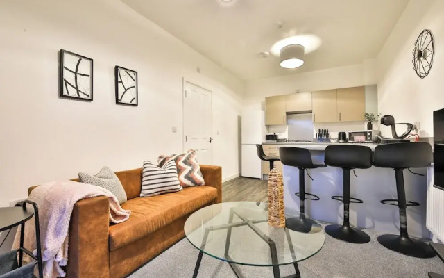 2 Bed Flat with Parking Near Waterfront