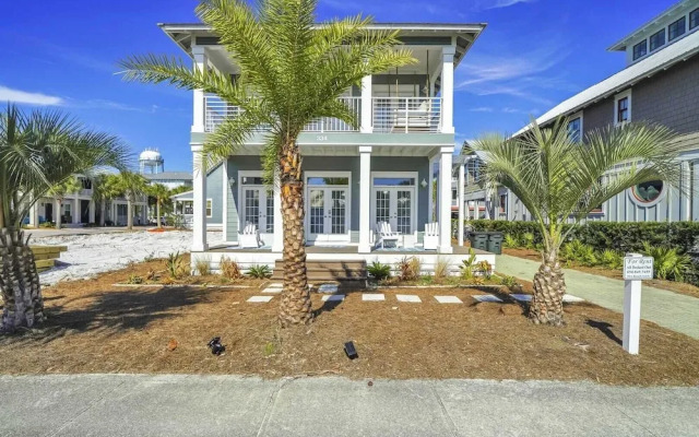 All Decked Out by Avantstay Pool & Private Beach Access, Bikes Provided