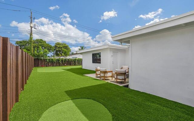 4BR Oasis Pool Putting Green