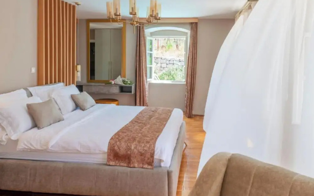 Luxury Pool Villa Feliz