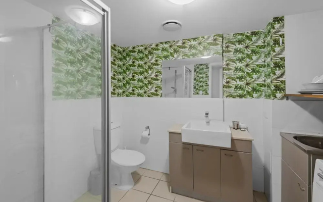 Studio With Balcony Access in Central Bowen Hills