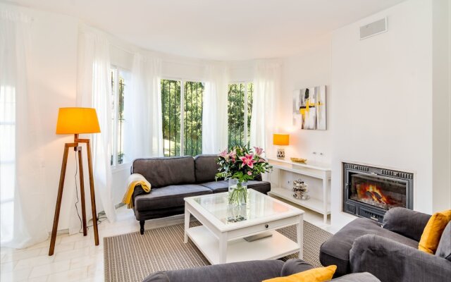 SE-Spacious townhouse in Nueva Andalucia Roomservice