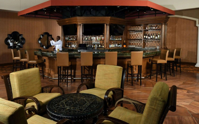 Woolley's Classic Suites Denver Airport