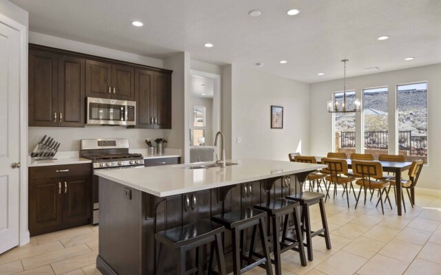 Red Desert Retreat 5 Bedroom Home