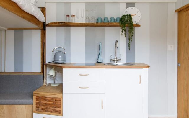Gorgeous Shepherds Hut - Walk to Beach Pub