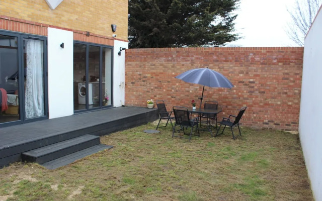 Contemporary 2bed House With Parking