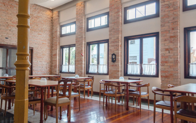 Central Palace Hotel