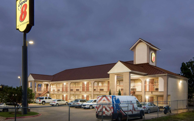 Super 8 by Wyndham Grand Prairie Southwest