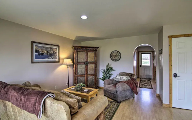 Airy Emigrant Townhome w/ Sweeping Mtn Views!