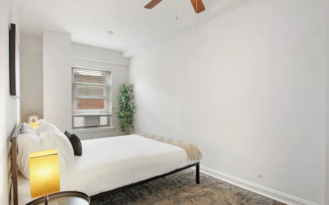 Sleek 2BR - Hyde Park 405