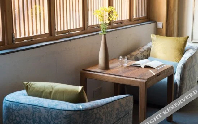 Tengchong and Shunhai Yan College Inn