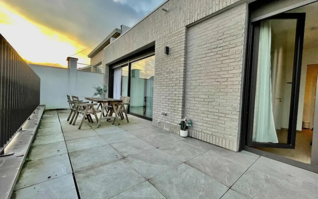 Modern 1BR Near Diamond District by Oneluxstay