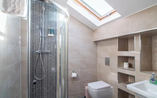 Outstanding Deluxe Hideaway by Avo Apartment