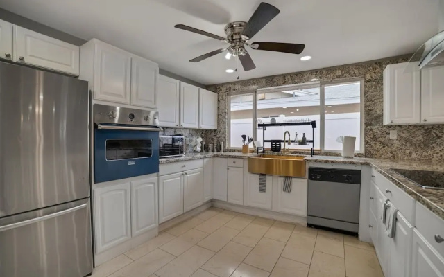 Vibrant In Vegas - 4 Bd With Shimmering Pool! 4 Bedroom Home by RedAwning