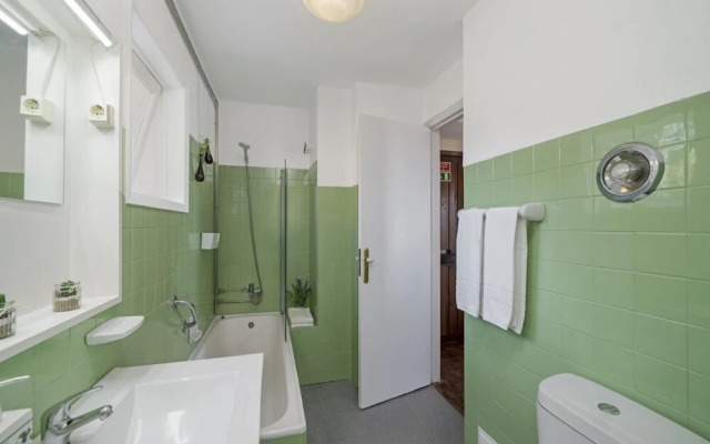 The Sunny Apartment by Atlantic Holiday