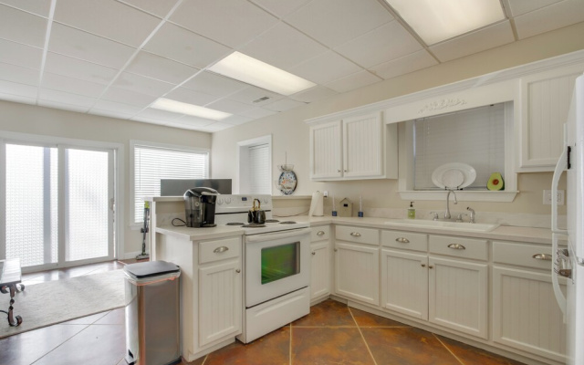 On-site Lake Access: Serene Waterloo Getaway