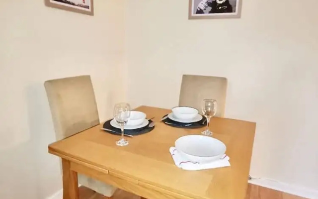 Central 1 Bedroom Stokes Croft Flat With Parking