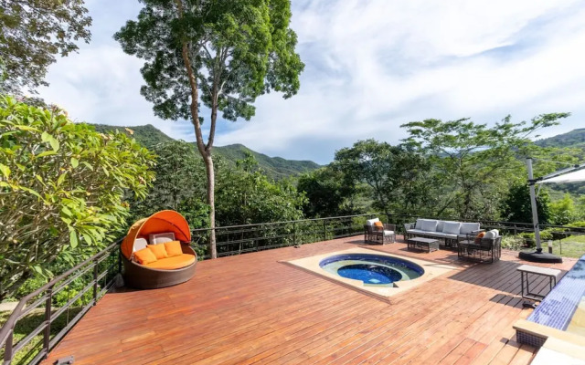 w Glowing 4BR Villa w Pool at Mesa de Yeguas