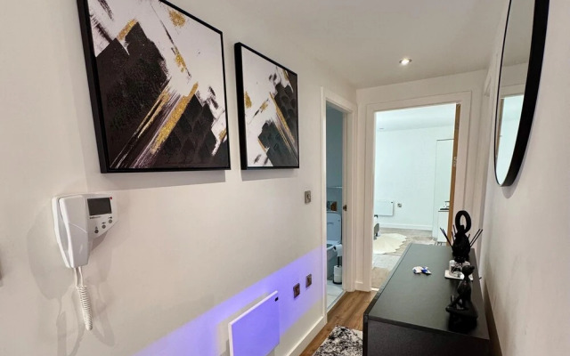 Stylish 2-bed Apt-private Parking-10mins to Centre