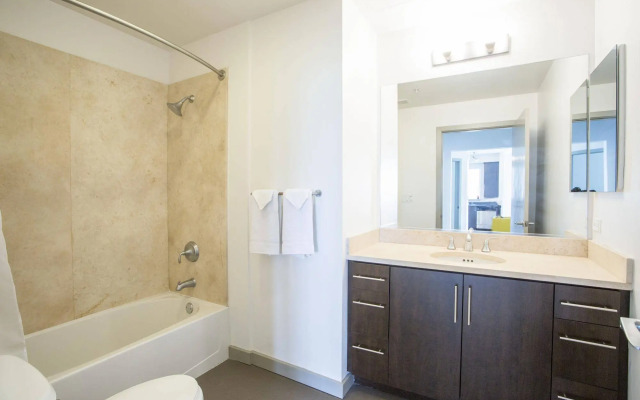 Ginosi East Bay Apartel