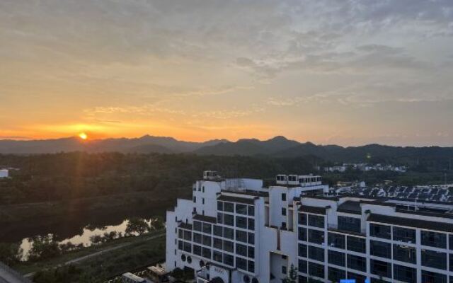 Yueya Fengjing Hotel (Shangrao Wuyuan Cultural Square Landscape Bridge)