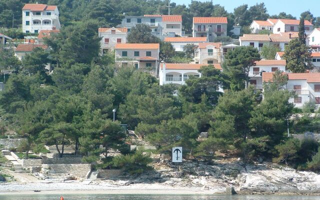Apartment Puli - 200m from sea: Nela2  Postira, Island Brac