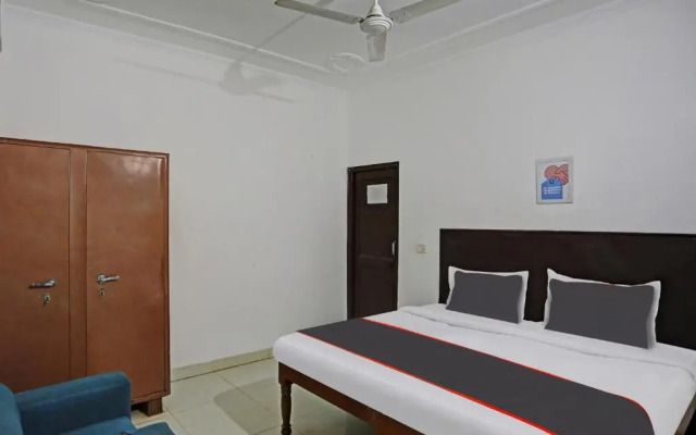 Collection O Mayank Guest House Near ISKCON Temple Noida