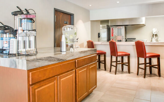 Clarion Inn & Suites US 65 & Battlefield Road