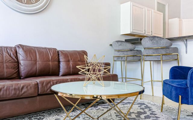 Modern 3BR Condo With Pool