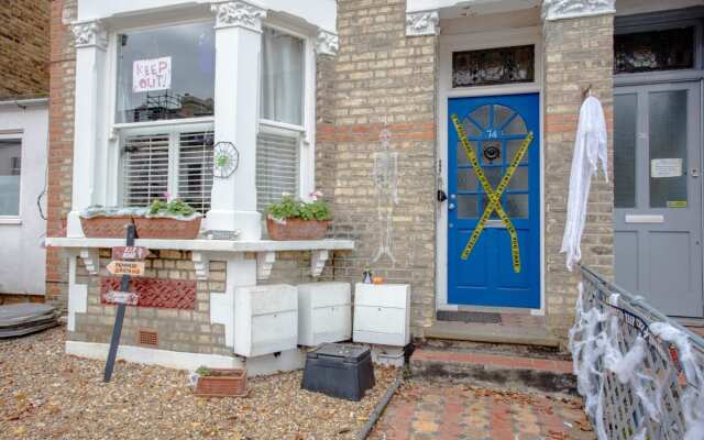 The Crescent Moon - Elegant 1BDR Flat