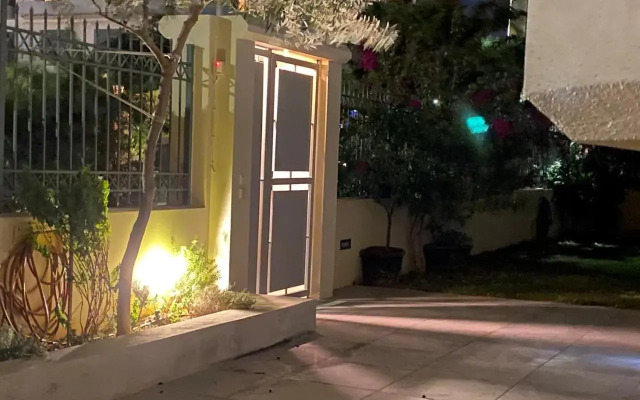 Bright, Cosy Studio close to Glyfada Beach & Center