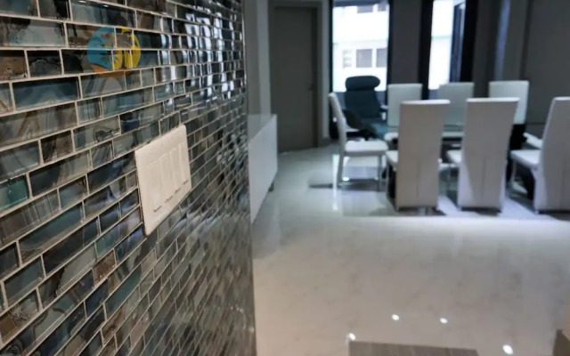 Alexander 518 4 Bedroom Apts by RedAwning