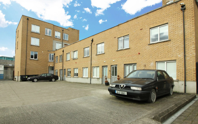 Tom Dick and Harriet's