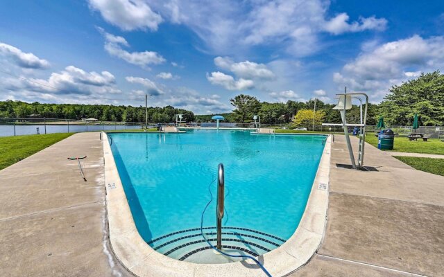 Family-friendly Cabin w/ Fire Pit in Pocono Lake!