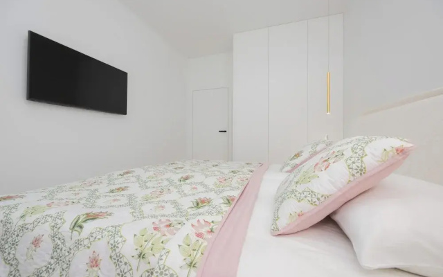Grzybowska Apartment by Renters Prestige