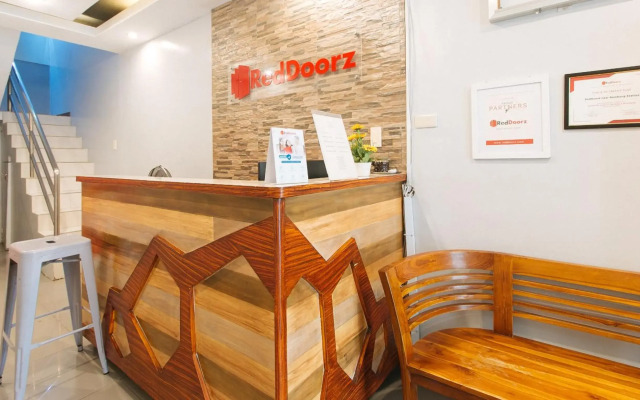 RedDoorz near Bambang Station