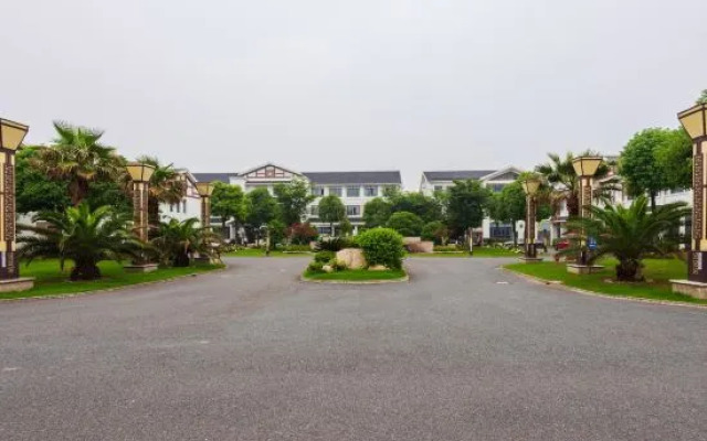 Mingzhu Lake Swan Garden Resort