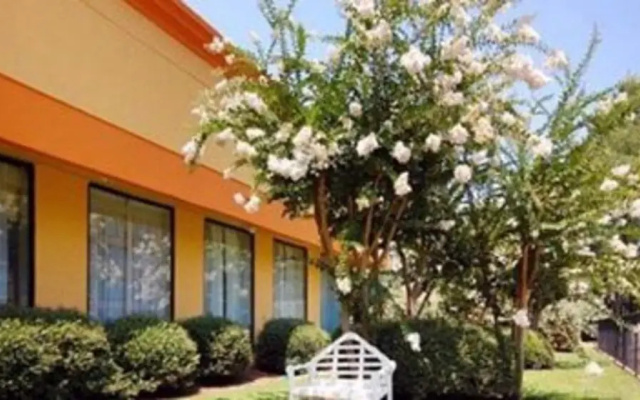 Rodeway Inn & Suites Conference Center