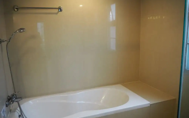 7B - 5 Bedroom Downtown Penthouse With Shared Pool