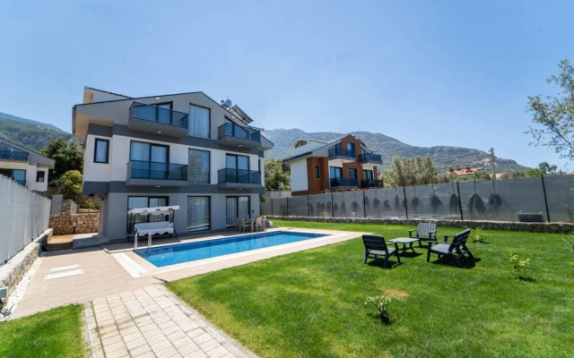 House With Private Pool and Backyard in Fethiye