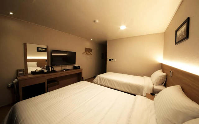 Harbor Hotel