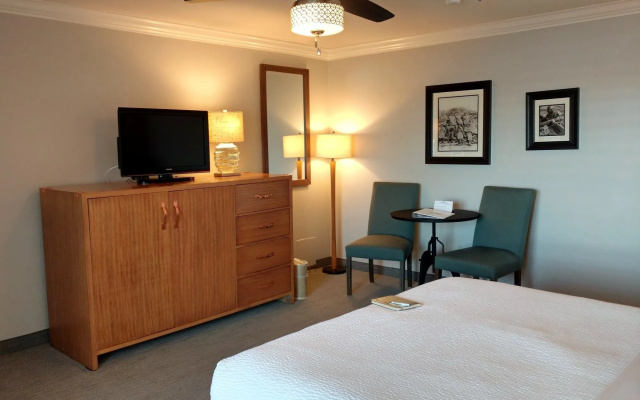 456 Embarcadero Inn & Suites
