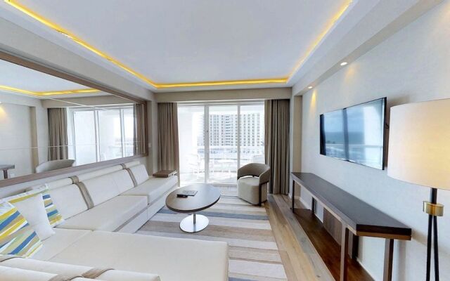 Beachfront Condo in Central Beach