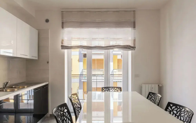 JOIVY Delightful 3-bed Flat with Balcony